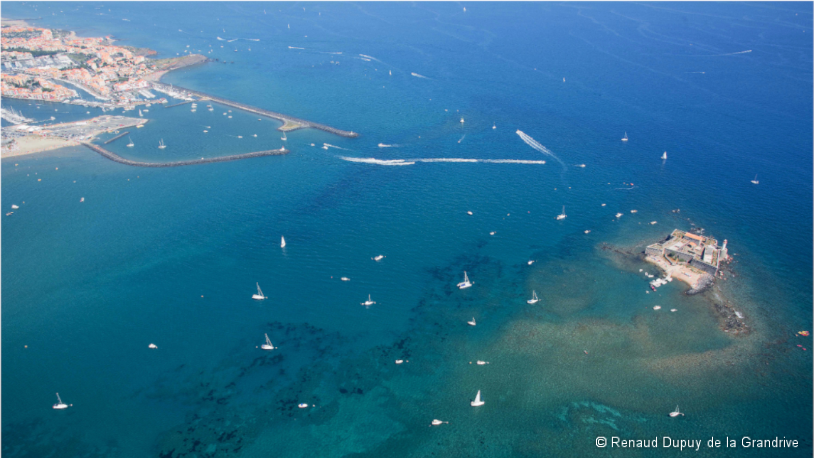 Photographie aérienne de la fréquentation nautique locale d'un après-midi estival